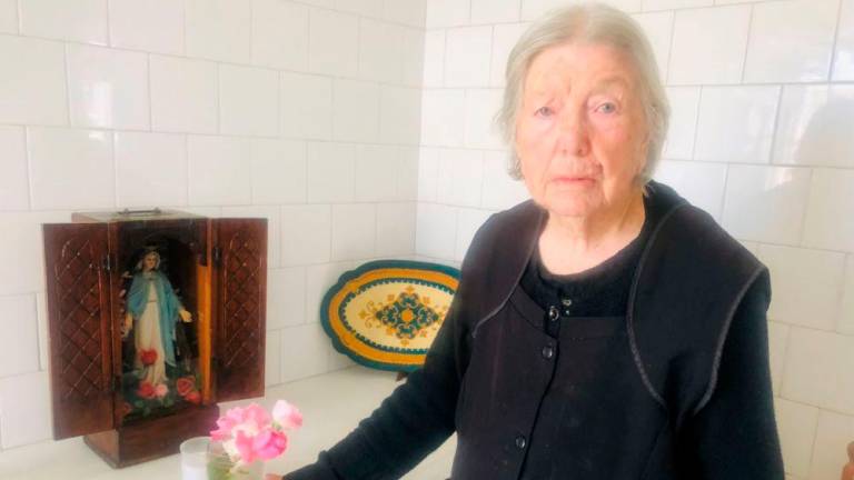 UN ALTAR EN LA COCINA. Rosa Betanzos Domínguez, de 92 años, acoge esta semana en su casa la capilla portátil de La Milagrosa, que colocó en su cocina porque “cualquier lugar es bueno para rezar”. Fotos: Suso Souto