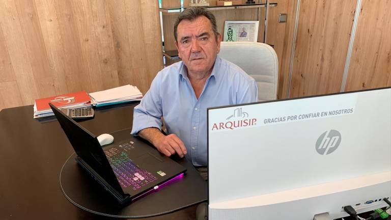 Manuel Saavedra, propietario de la inmobiliaria Arquisip, frente al ordenador en el despacho de su oficina de O Milladoiro. Foto: V.F.