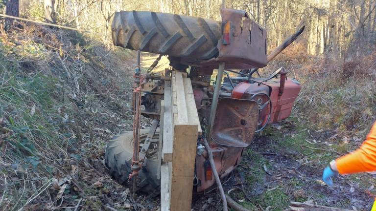 El tractor que volcó en el entorno valdubrés de Erviñou. Foto: Helico