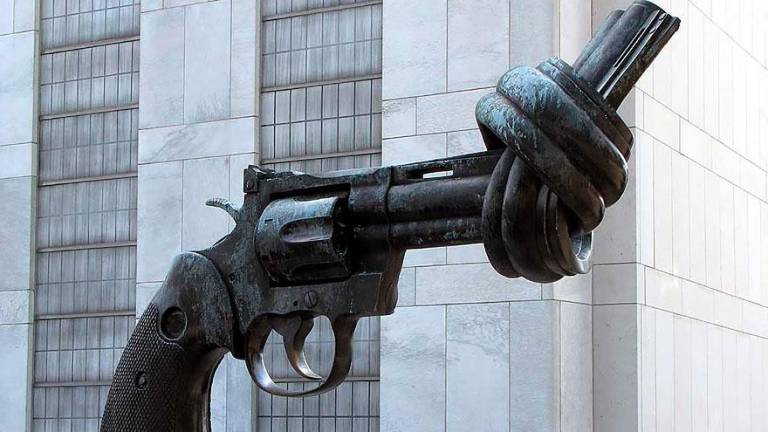 <b>Pistola anudada</b>. La escultura de Carl Fredrick Reuterswärd, ubicada en las Naciones Unidas y que se ha convertido en un icono del pacifismo a nivel internacional, es una de las esculturas más famosas de las últimas décadas cuyo desencadenante fue el asesinato de John Lennon en 1980. (Imagen, boredpanda.es)
