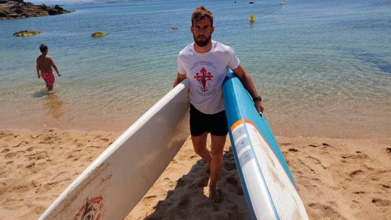 deportes acuáticos. Los miembros del Batallón de Zapadores Galicia VII realizaron buceo, padle-surf y kayak en la playa de Cabío.