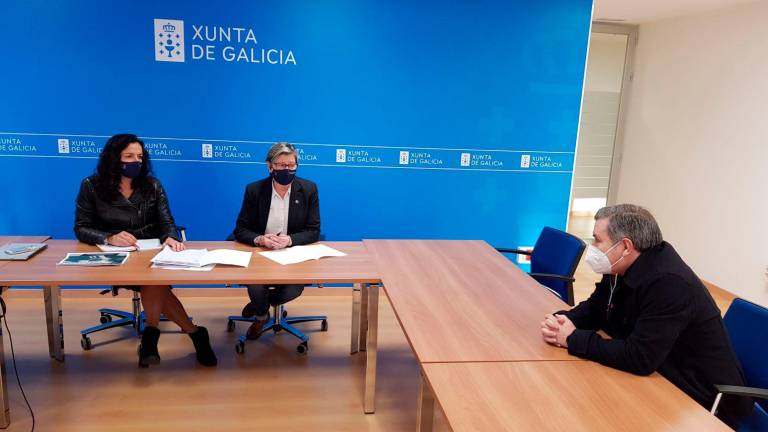 REUNIÓN. Susana Lenguas, esquerda, Rosa Quintana e Manuel Ruiz na reunión que mantiveron este martes. Foto: Xunta
