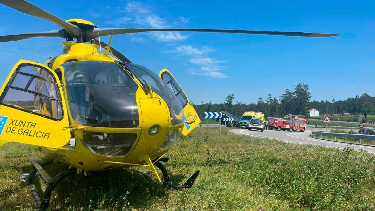Helicóptero medicalizado no que foi evacuado o accidentado en Baio. Foto: Helico Santiago