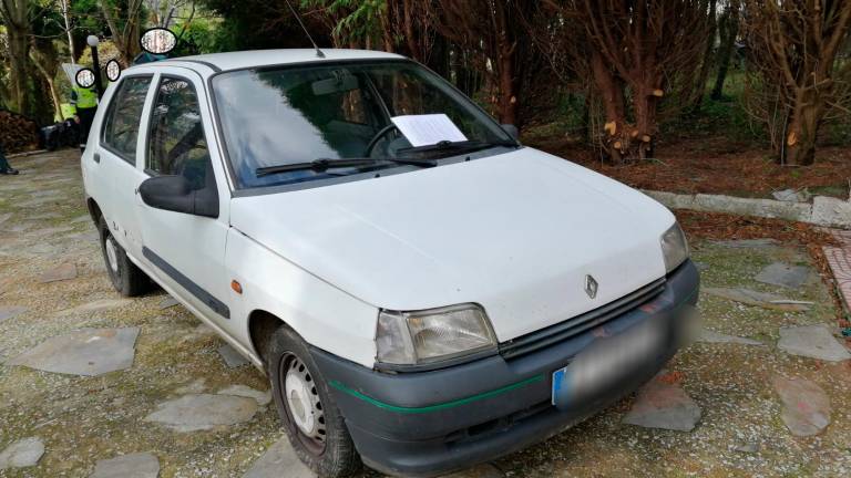 IMAGINACIÓN. El ‘diplomático’ viajaba en este coche, aparcado ante su vivienda ‘oficial’. Foto: Guardia Civil 