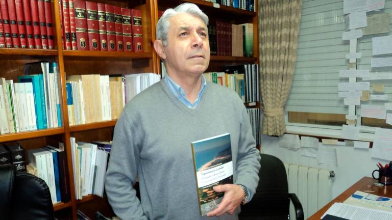 Fernando Cabeza Quiles, autor do libro ‘Toponimia de Carballo’, editado pola Real Academia Galega. Foto: ECG