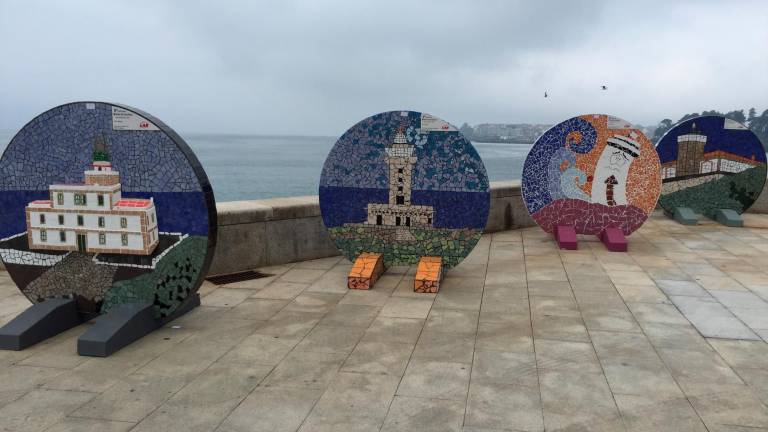 Exposición de murales de un concurso anterior dedicado a los faros de Costa da Morte. Foto: Lar Cee