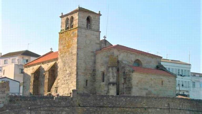 Una vista de la iglesia de Santa María da Atalaia, ahora BIC, en la villa de Laxe. Foto: Camiño dos Faros