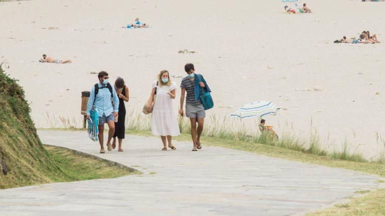 NORMATIVA. El pasado verano en Galicia ya era obligatorio hacer uso de la mascarilla mientras se paseaba, cuando se conversaba con no convivientes, o en el acceso a los arenales. Foto: Paula Amati