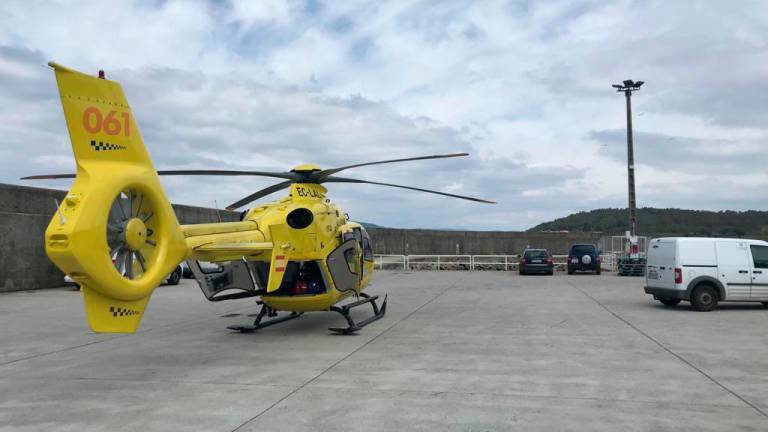Helicóptero del 061 en el muelle de Porto do Son.