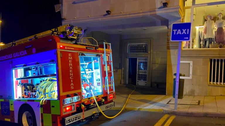 Los bomberos intervieron en la caída de un niño desde un tercer piso en Sanxenxo, Pontevedra, y antes en un pequeño incendio en otra vivienda. Foto: Emerxencias Sanxenxo
