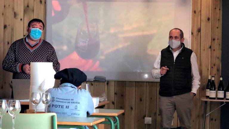 Furelos, izquierda, y Miguel Gómez, durante la charla en la Escola de Hostalería. Foto: S.S.