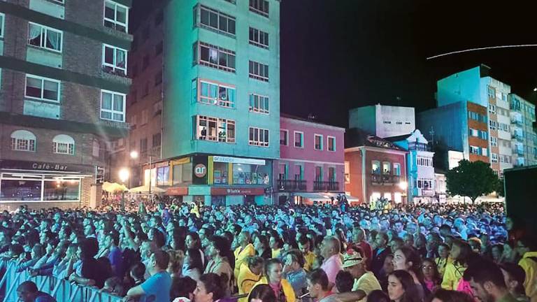 festa da dorna. Miles de personas abarrotaron este domingo el Paseo del Malecón de Ribeira para asistir al concierto que ofreció el grupo Tanxugueiras en el marco de la Festa da Dorna. Foto: P.C.R.