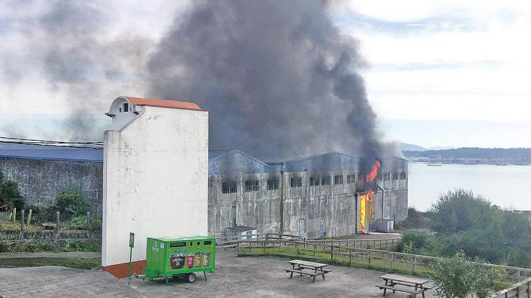 RIESGO. Los bomberos tardaron este jueves casi dos horas en extinguir el incendio declarado en el interior de la antigua fábrica de harinas de pescado Hadasa, que está ubicada al lado de un parque público en la zona de A Ribeiriña. Foto: Bomberos de Ribeira