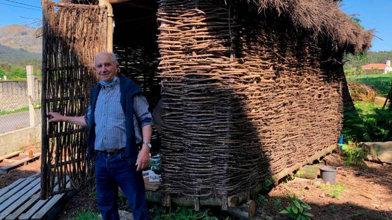 NA EIRA. Antonio Couso, ante o cabano que construíu na eira da súa casa. Foto: Suso Souto