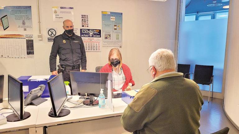 Funcionarios atendiendo al público en la oficina de expedición del DNI y pasaporte de Lalín. Foto: Concello de Lalín