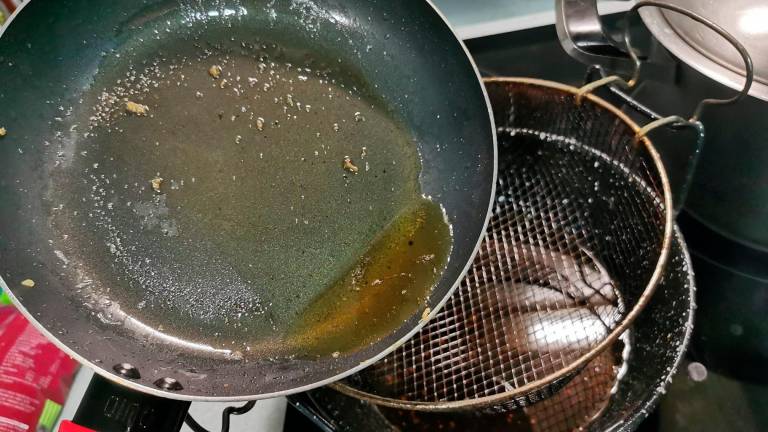 Un residuo como son los aceites utilizados para cocinar pueden tener nuevos usos energéticos si se tratan adecuadamente. Foto: J. C.