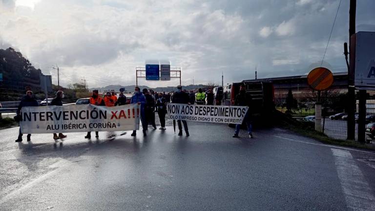 Una de las protestas que se están llevando a cabo desde hace bastante tiempo ante la factoría coruñesa de Alu Ibérica. Foto: Traballador do Aluminio