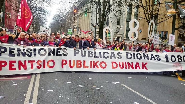 Participantes en una manifestación en Bilbao en defensa de pensiones dignas. Foto: Europa Press