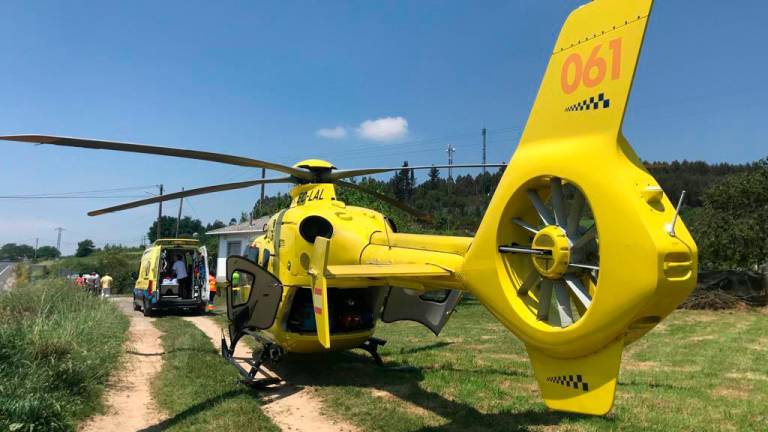 Helicóptero del 061 que acudió en auxilio del ciclista accidentado en Arzúa. Foto: Helico Santiago