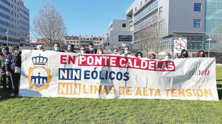 Imagen de la pancarta en la protesta contra los eólicos, este sábado, ante la se de de la Delegación de la Xunta de Pontevedra. Foto: Ayuntamiento de Ponte Caldelas
