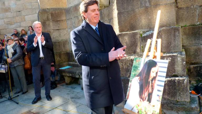 El padre de Diana Quer, Juan Carlos Quer, junto a una foto de su hija el día que se celebró un homenaje en su memoria en A Pobra. Foto: Suso Souto