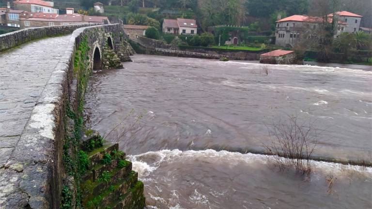Estado del río Tambre a su paso por Pontemaceira ayer martes, 2 de febrero. Foto: CG
