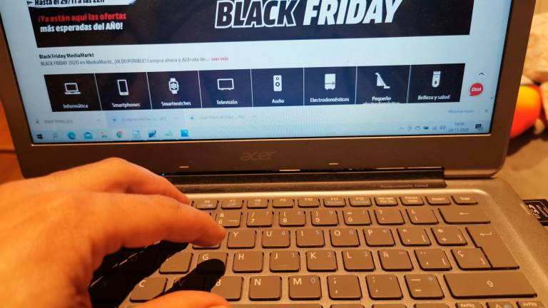 Un internauta busca ofertas por el ‘Black Friday’. Foto: S. R.