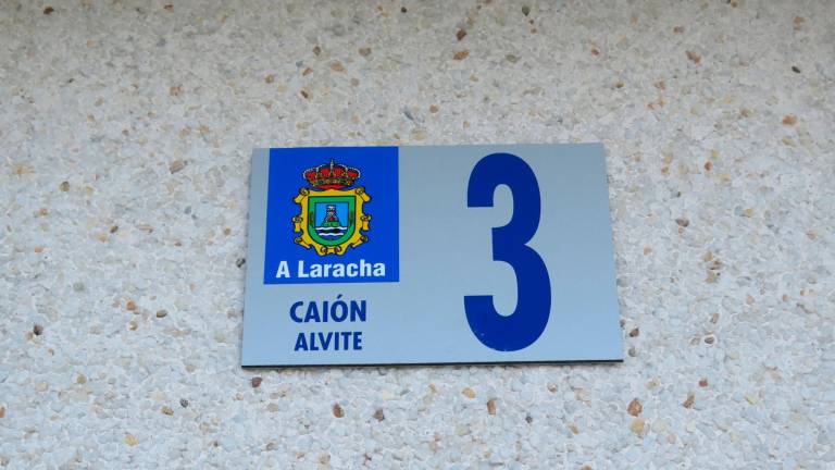 Unha das 169 placas de numeracións instaladas nas vivendas da parroquia de Caión. Foto: Concello da Laracha