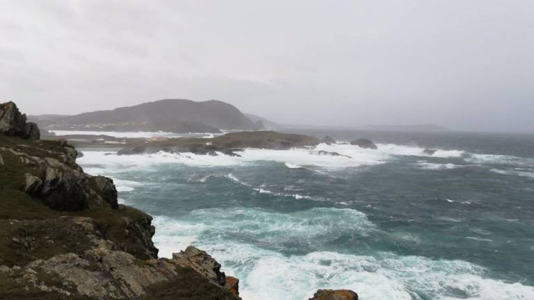 Foto de archivo de temporal en el mar en la provincia de A Coruña. EUROPA PRESS
