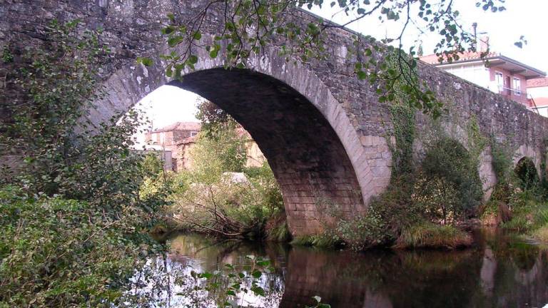 Ponte medieval sobre o río Furelos. Foto: santiagoturismo.com