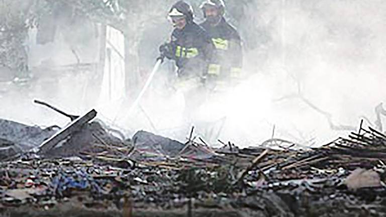 Foto de arquivo na que se pode ver a dous bombeiros traballando na explosión en Solláns no 2006. Foto: Efe