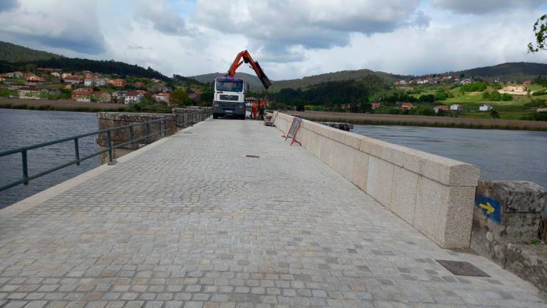 Operarios traballando no viaduto de Ponte Nafonso, onde renovaron o pavimento. Foto: X.