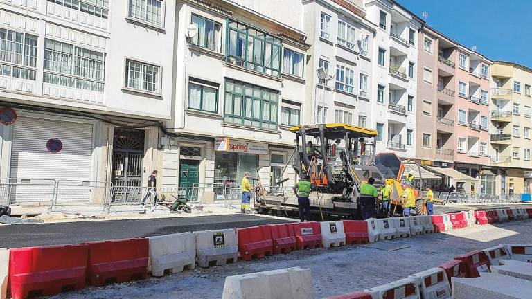 Trabajos de asfaltado del nuevo pavimento llevados a cabo en la rúa de Concheiros durante la mañana de ayer. Foto: ECG