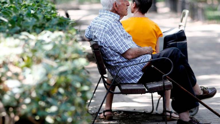 Dos personas mayores descansando en un banco. Foto: E.P.