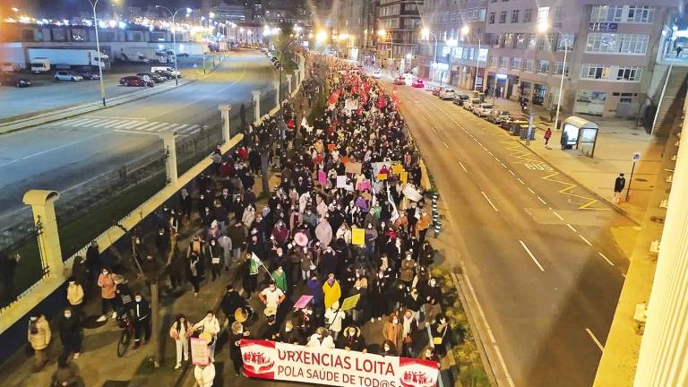 Cientos de personas acudieron a la manifestación en defensa de la sanidad. Foto: Gallego