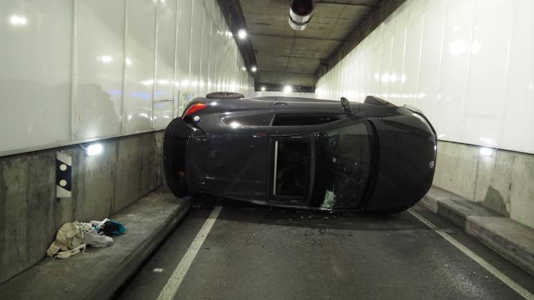 Imagen del vehículo que volcó la madrugada de este miércoles en el túnel de María Pita, en A Coruña. FOTO: POLICÍA LOCAL DE A CORUÑA