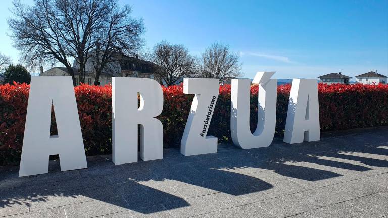 Imaxe das letras instaladas ao final da rúa de Lugo para recibir aos peregrinos e turistas. Foto: C. Arzúa