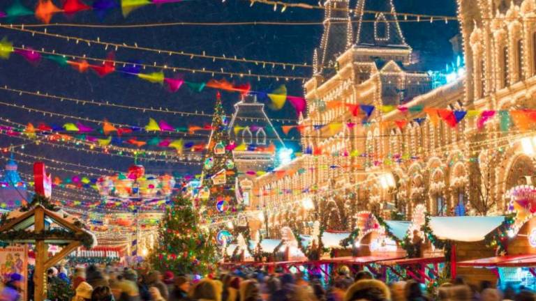 <b>Rusia</b>. Uno de los mercados navideños más populares de Moscú es el de la feria anual de Navidad en la Plaza Roja, con docenas de vendedores y una pista de hielo. (Fuente, businessinsider.es)