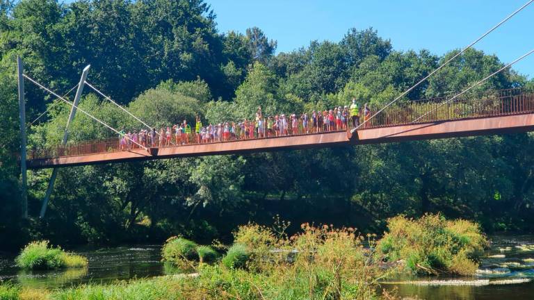 Participantes en el Ludoverán de Vedra 2021 posan en el puente elevado de Ximonde. Foto: CDV