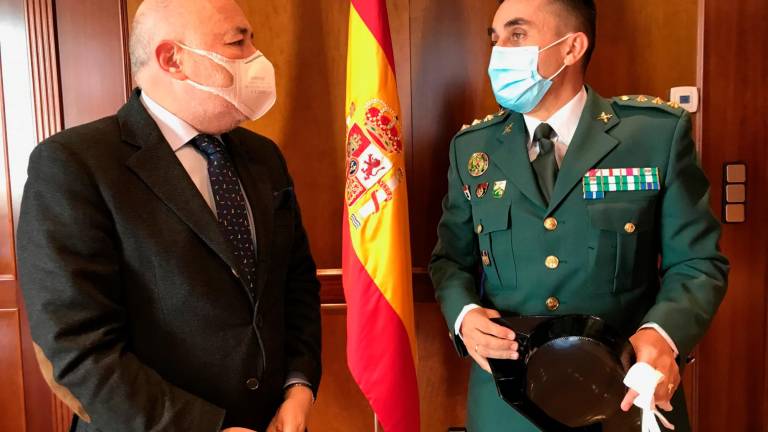 El coronel Javier Molano, a la derecha, en su despedida este viernes del delegado del Gobierno, Javier Losada. Foto: DGG