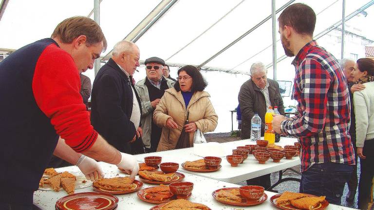 Festa da empanada en una anterior edición de las Feiras do Abril, que vuelven a Val do Dubra desde el día 1 al 4. Foto: ECG 