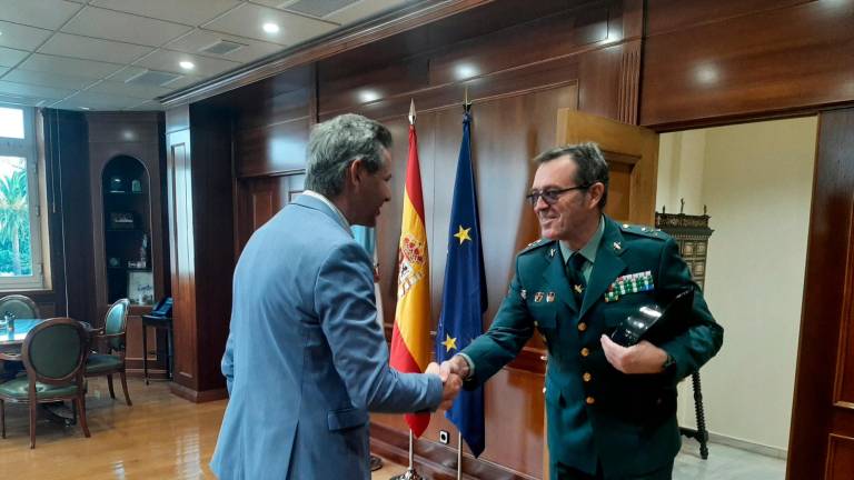 Xefe da zona. González Arias sendo felicitado polo delegado do Goberno. Foto: Gallego