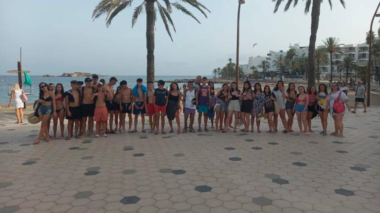 Os mozos e mozas de Vedra e Boqueixón en Ibiza. Foto: C.V.