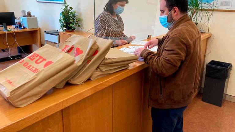 Entrega das firmas no rexistro do Parlamento de Galicia. Foto: MNL