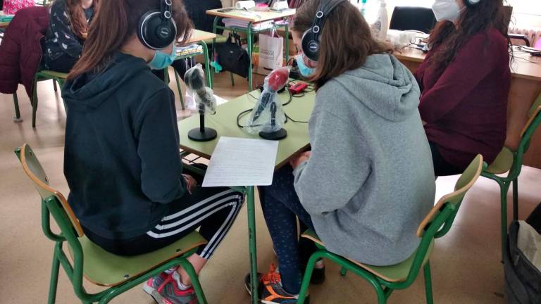 Alumnas do López Ferreiro na radio da escola