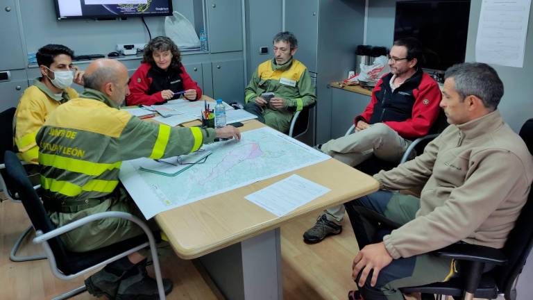 Personal de prevención de incendios durante el ejercicio de extinción, llevado a cabo en León. FOTO: Xunta de Galicia.