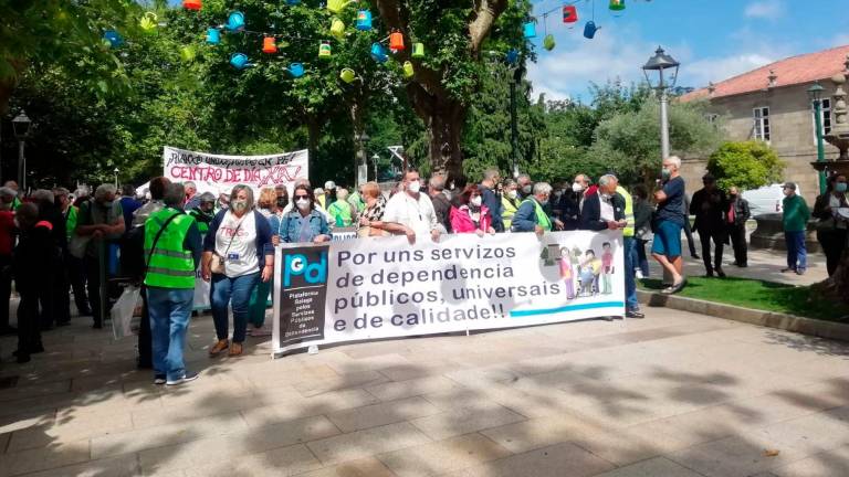Manifestación convocada en Santiago de Compostela por Modepen a favor de las residencias de mayores públicas. FOTO: EUROPA PRESS