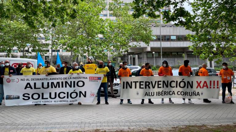 En amarillo, los trabajadores de Alu Ibérica en Avilés, en naranja, los de A Coruña, en la protesta ante el Ministerio de Industria. Foto: Rebelión Aluminio