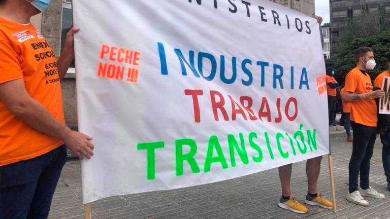 Protesta de trabajadores de Alu Ibérica en A Coruña, que llevan DOS meses sin cobrar. Foto: Gallego
