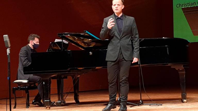 MÚSICA. El contratenor Christian Gil-Borrelli, durante un recital. Foto: Amigos de la Ópera de Santiago de Compostela.